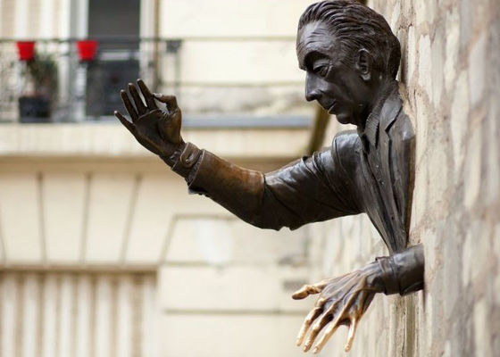 良い価格 ODMの実物大の屋外の壁の装飾的な投げる青銅色の人の彫像 オンライン