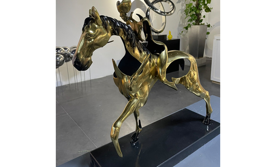 家の装飾の真鍮の投げる青銅色の馬の彫刻の磨かれた金色
