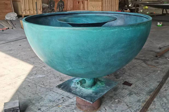 古銅製の水噴水彫刻 庭の飾り付け用 カップデザイン