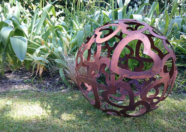 良い価格 大きい中心パターンCortenの鋼鉄彫刻の空球の金属の庭の球 オンライン