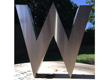 良い価格 マットの終わりのステンレス鋼の彫刻の建築彫刻の手紙Mの設計 オンライン